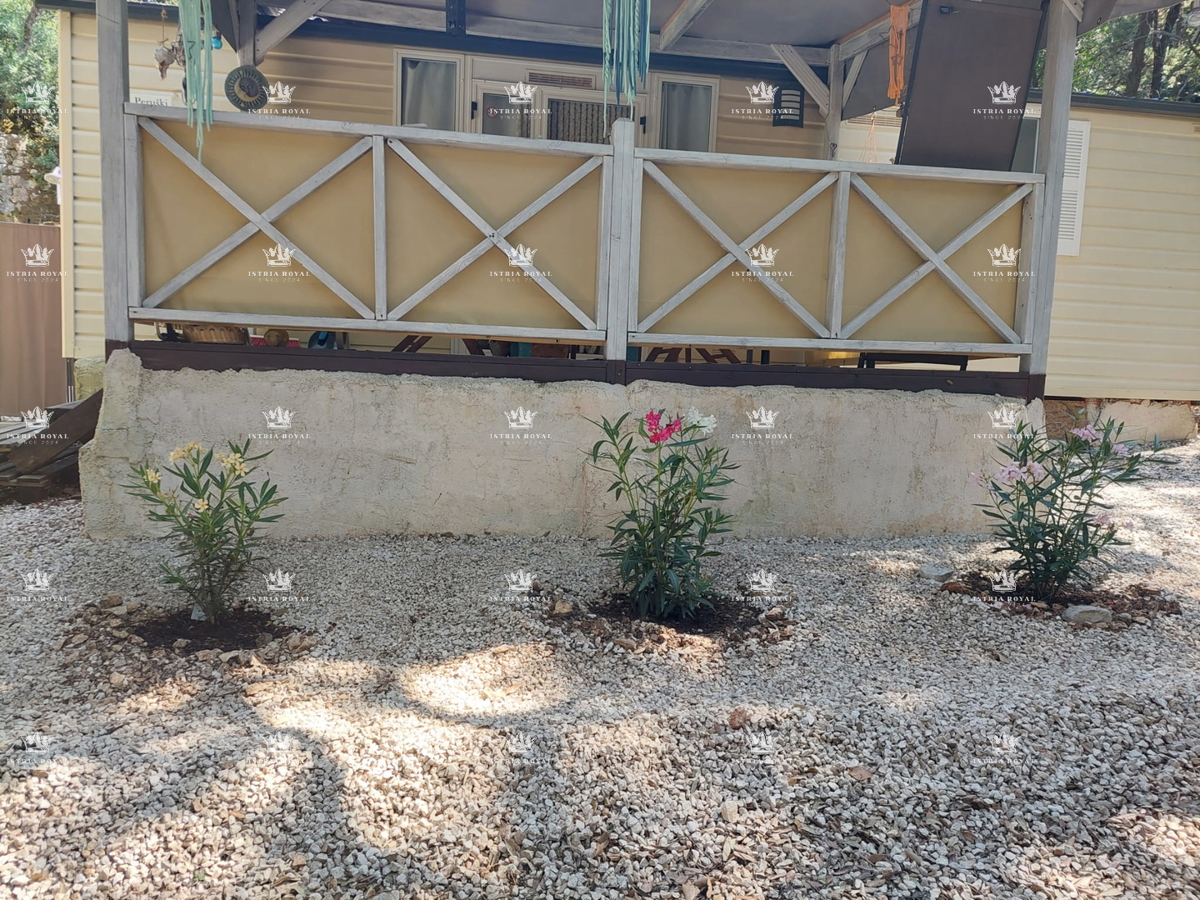 Dve urejeni parceli z mobilnimi hišicami – 30 sekund od plaže – vrhunska naložba v Istri